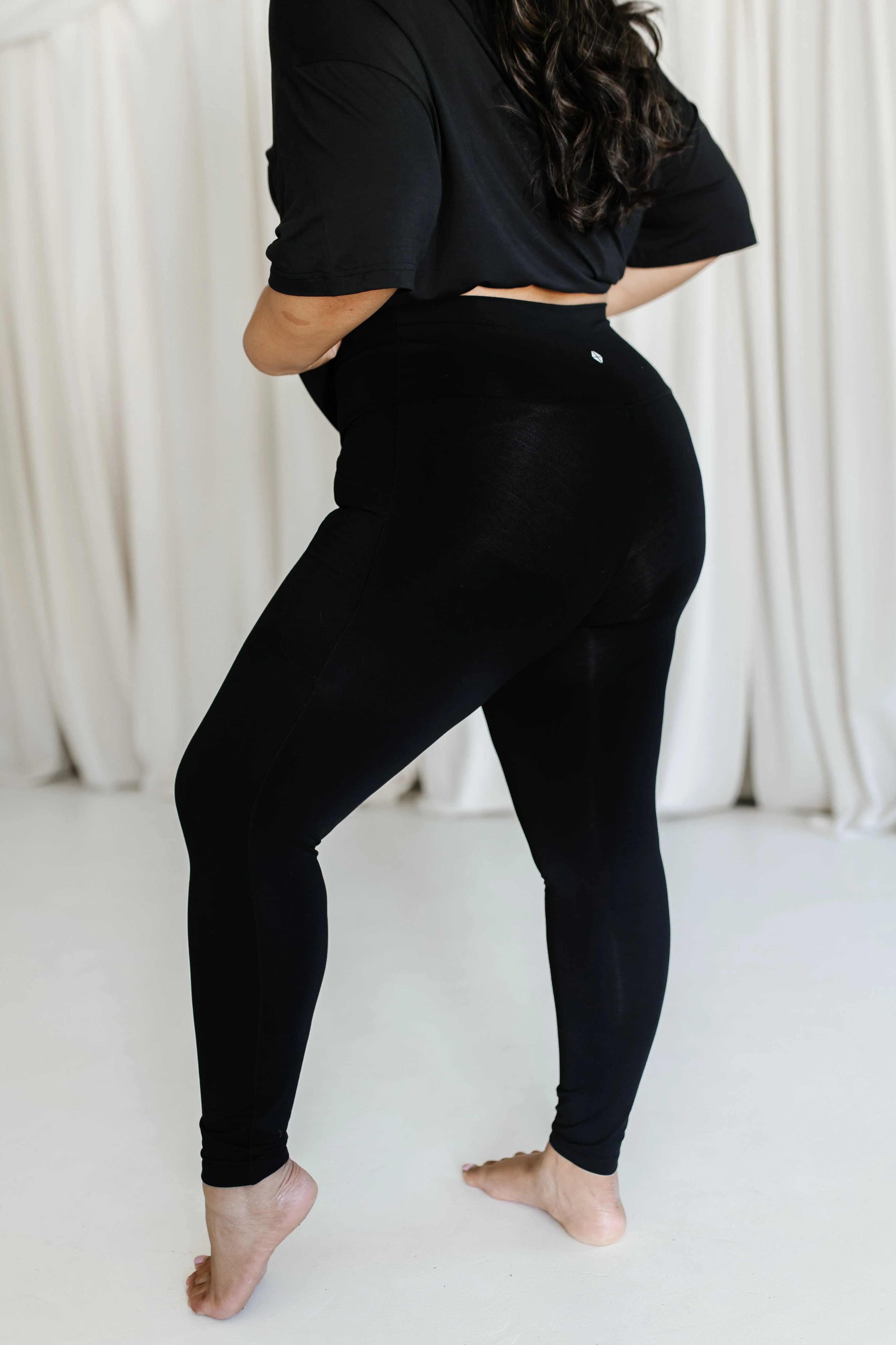 Bamboo Flex Women’s Leggings in Midnight - Image 4