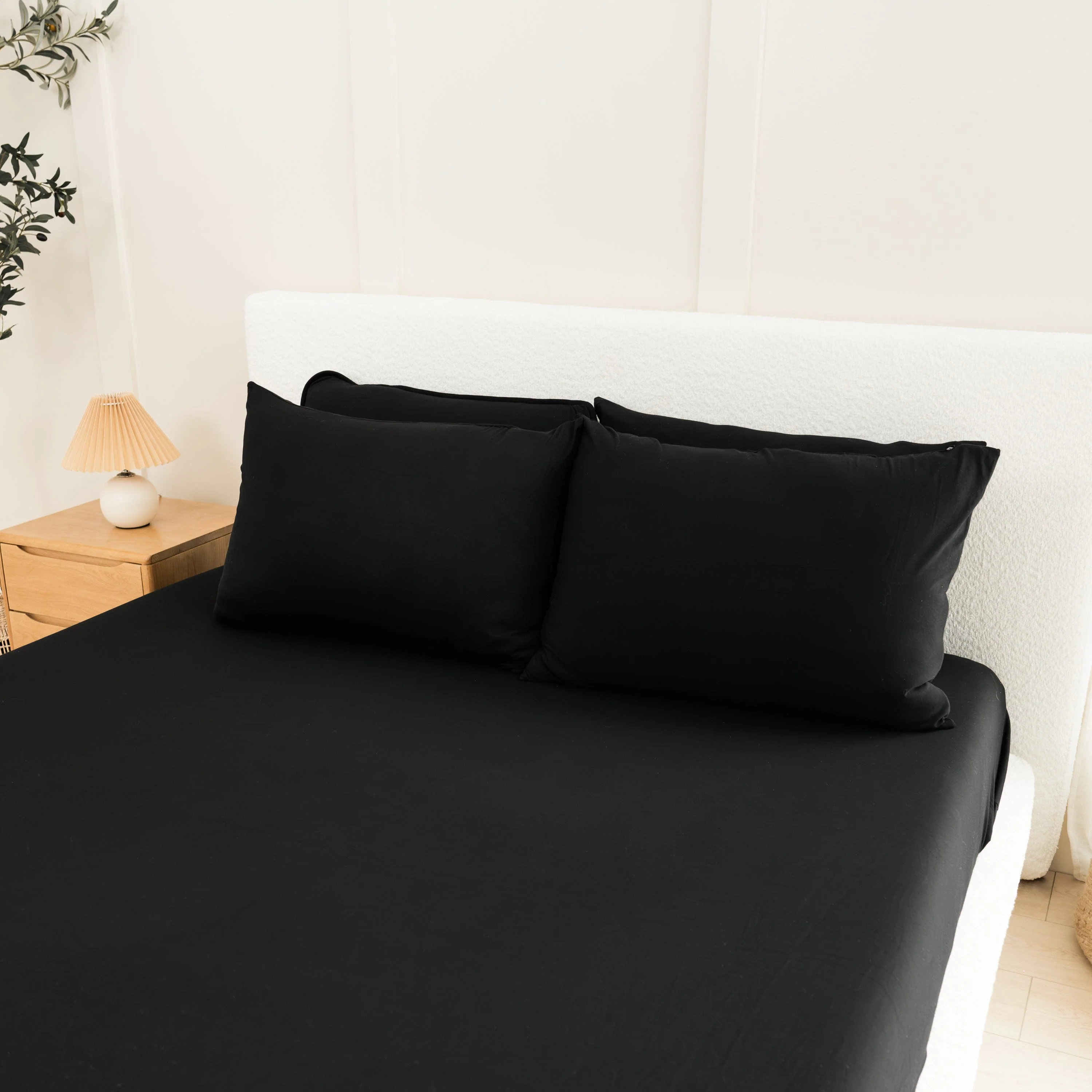 Fitted Sheet with Pillowcases in Midnight - Image 3