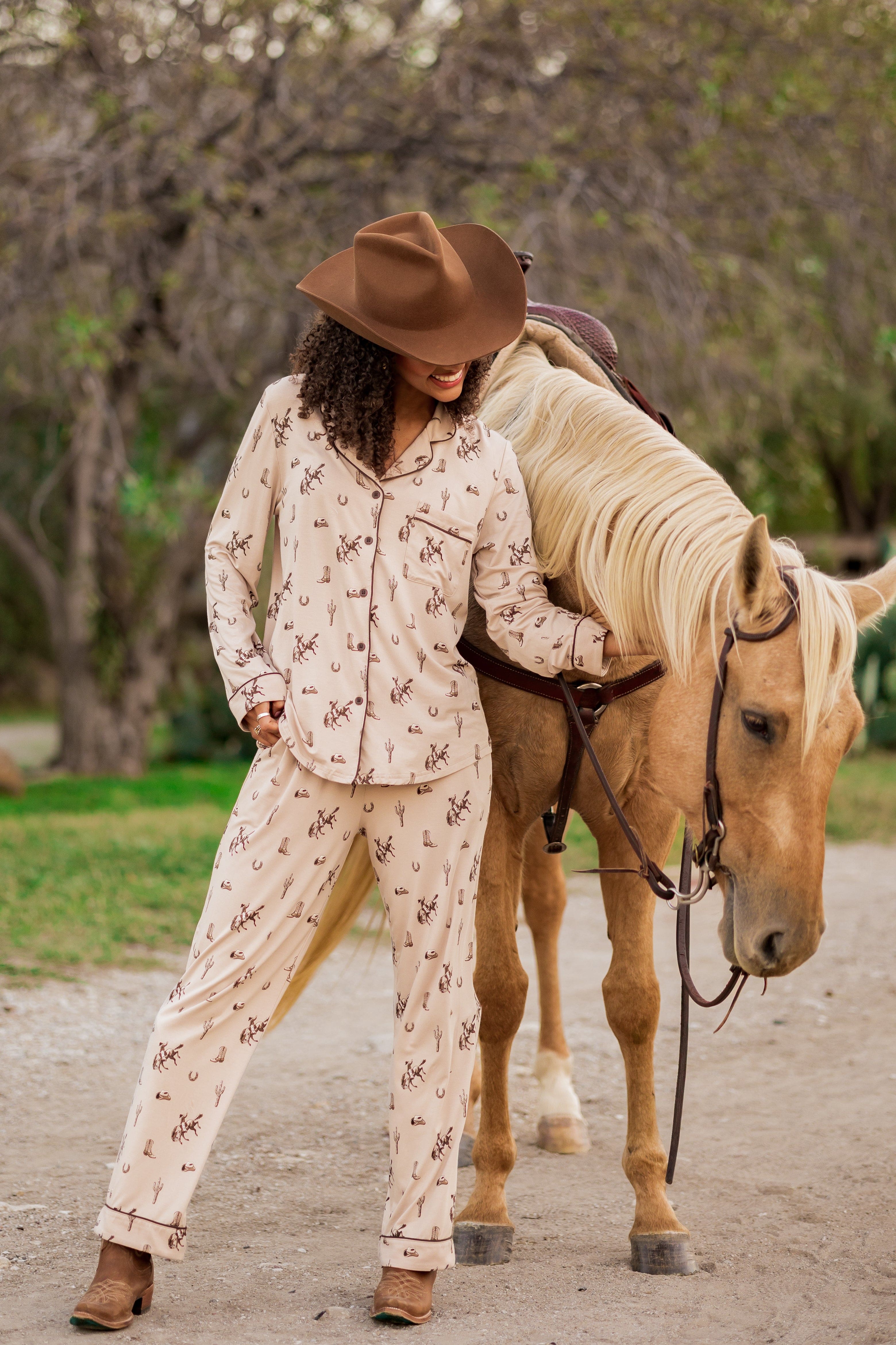 Long-Sleeved Women's Pajama Set in Classic Cowboy - Image 2