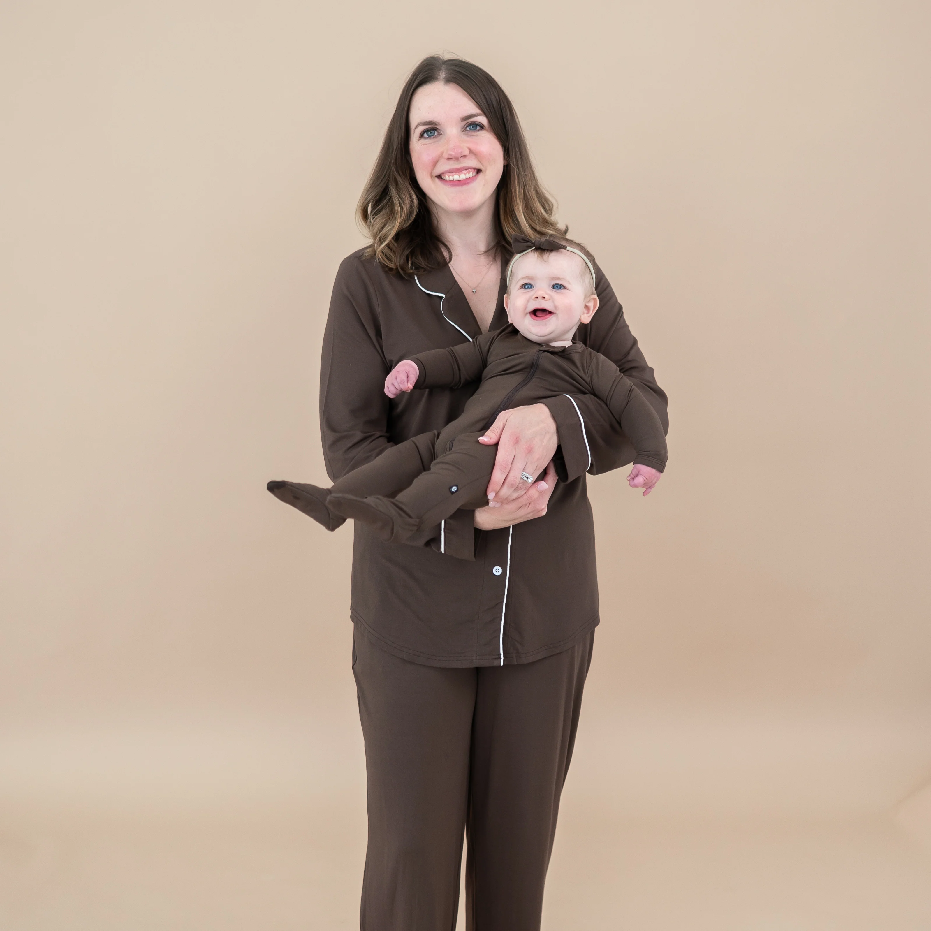 Long-Sleeved Women's Pajama Set in Espresso with Cloud Trim - Image 3