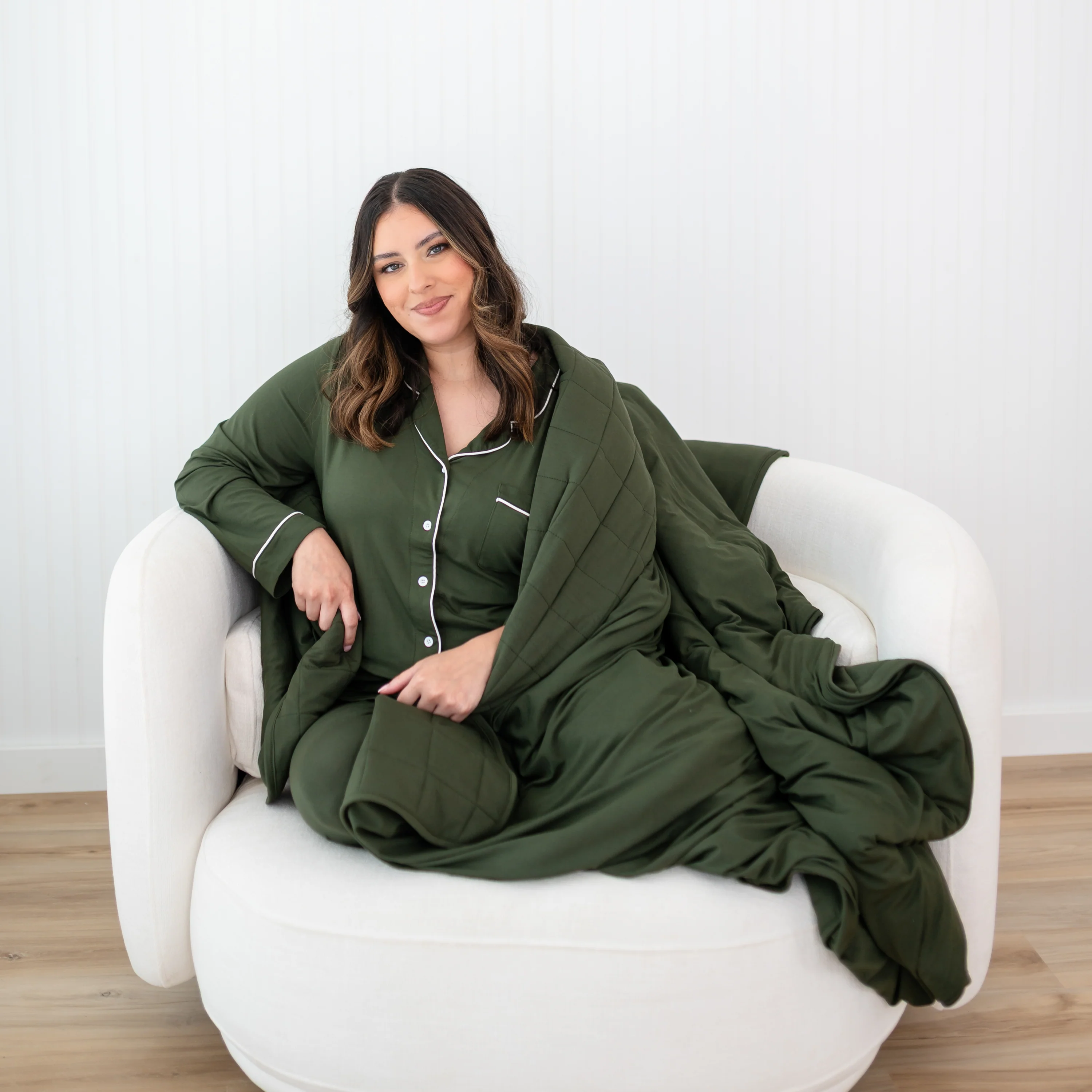 Long-Sleeved Women's Pajama Set in Fir with Cloud Trim - Image 5