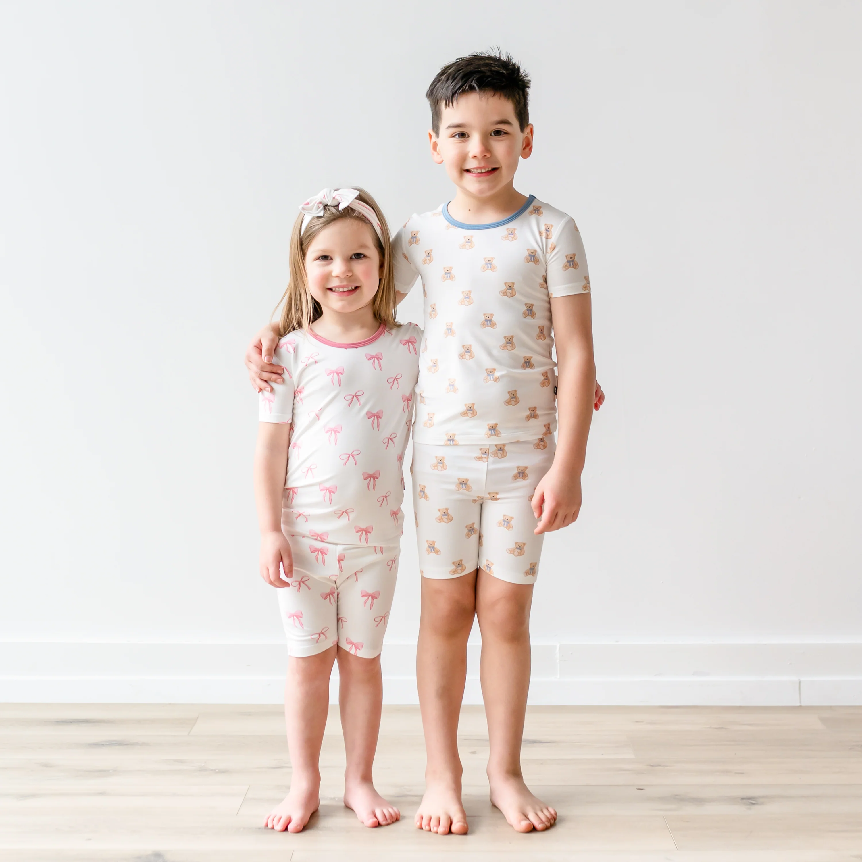 Short Sleeve Pajamas in Bow - Image 5